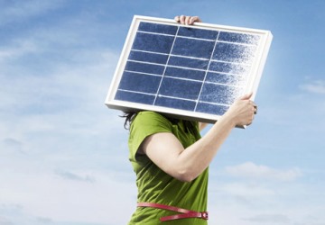 360x250-Frau-mit-Solarpanel.jpg